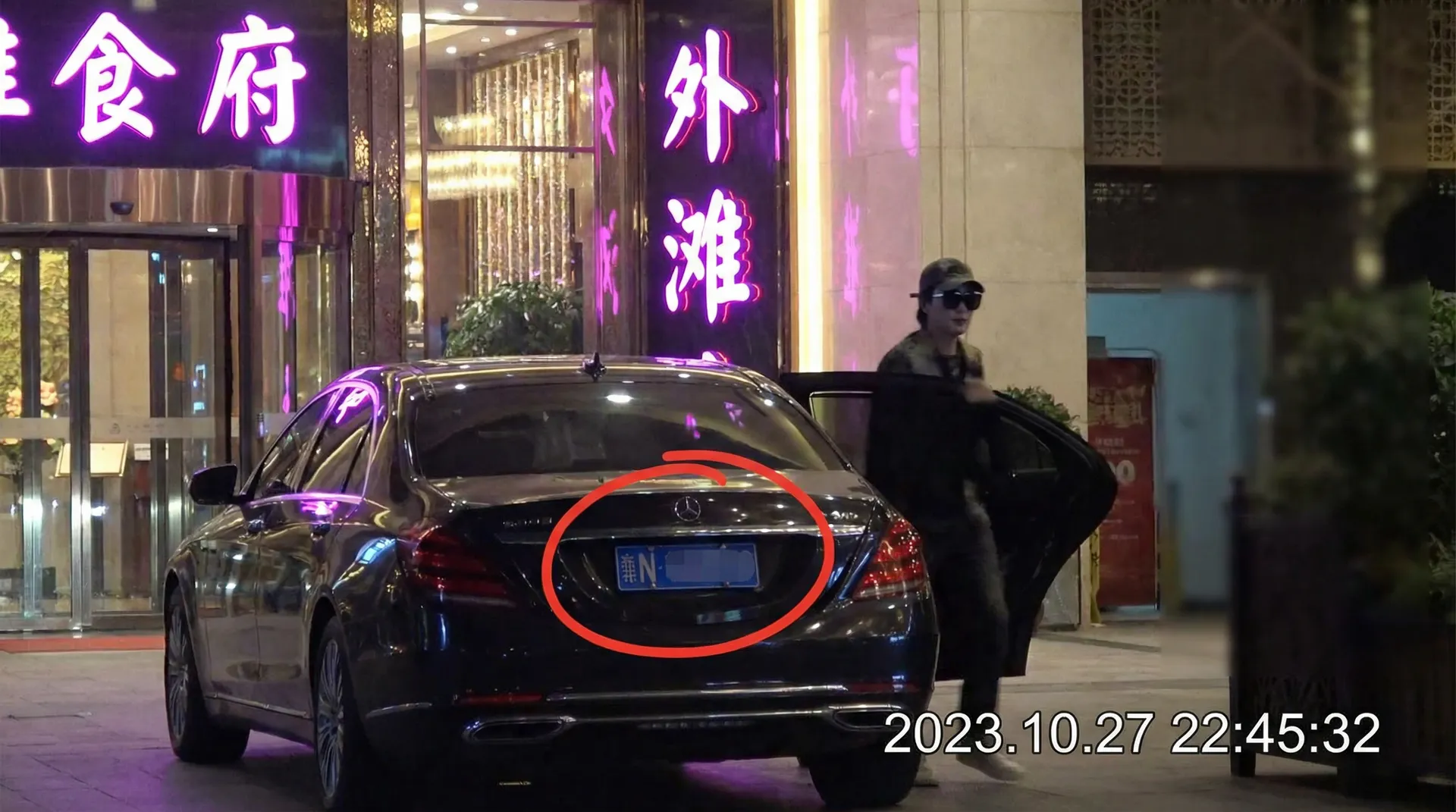 博业体育平台app - 豪车餐厅外偷拍